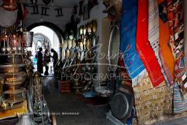 Image du Maroc Professionnelle de  Marchand de cuivre au souk de Dlala des tapis et produits de l'artisanat marocain à la cité des Habous. Parmi les endroits les plus pittoresques de Casablanca, la Cité de Habous conçue par les architectes Auguste Cadet et Edmond Brion d’après l’ébauche d’un premier plan-masse dû à Albert Laprade. La construction n’avait commencé qu’après la première guerre mondiale. Situé près du Palais Royale, ce joyau architectural est le point de départ de la nouvelle médina de la ville, , Dimanche 7 0ctobre 2012. Le quartier des Habous fait partie du patrimoine architectural de Casablanca (Photo / Abdeljalil Bounhar) 